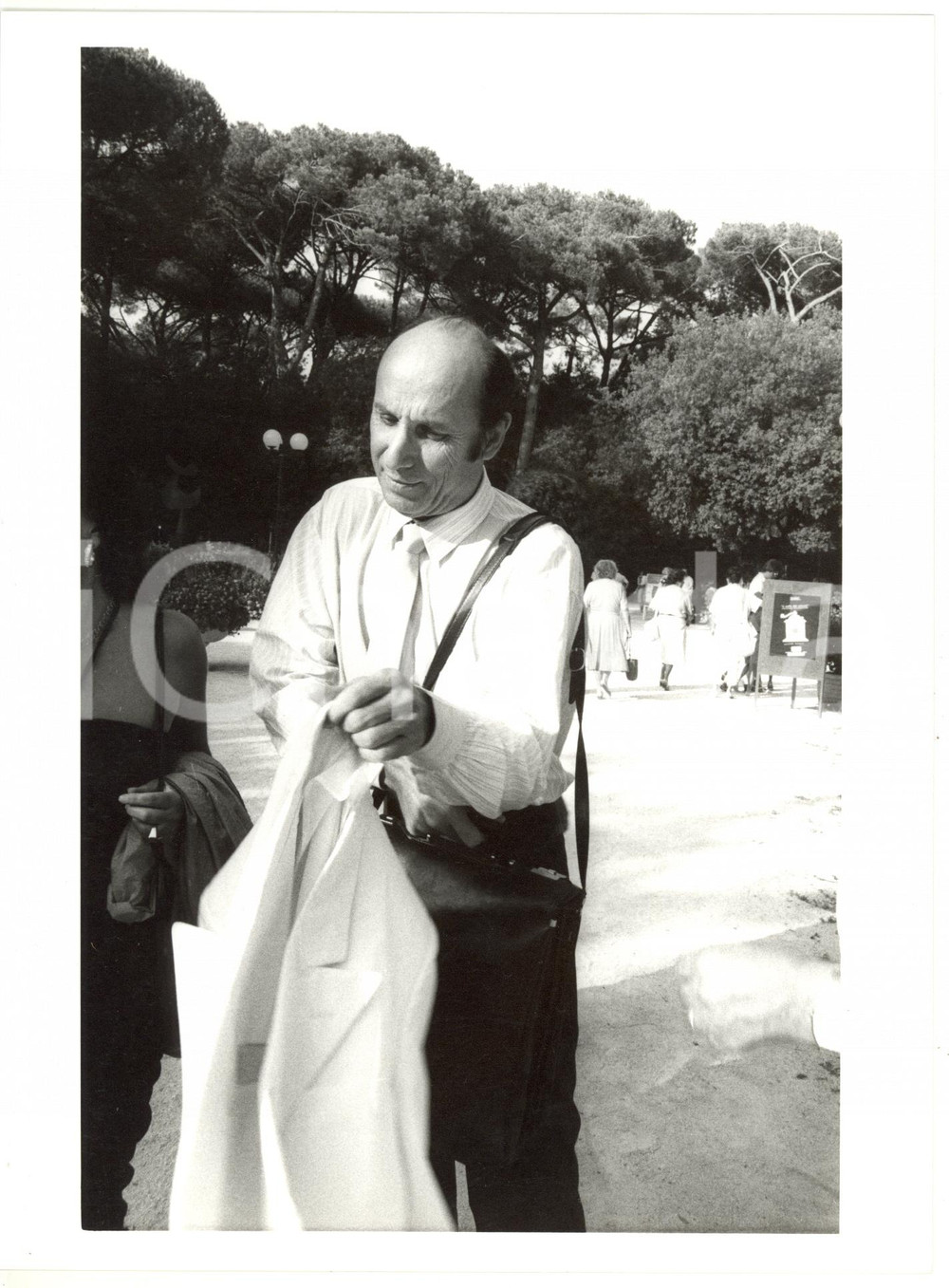 Fotografia d epoca originale 1990 ca ROMA  Ritratto di Francesco ALBERONI a passeggio Foto 18x24 cm 1