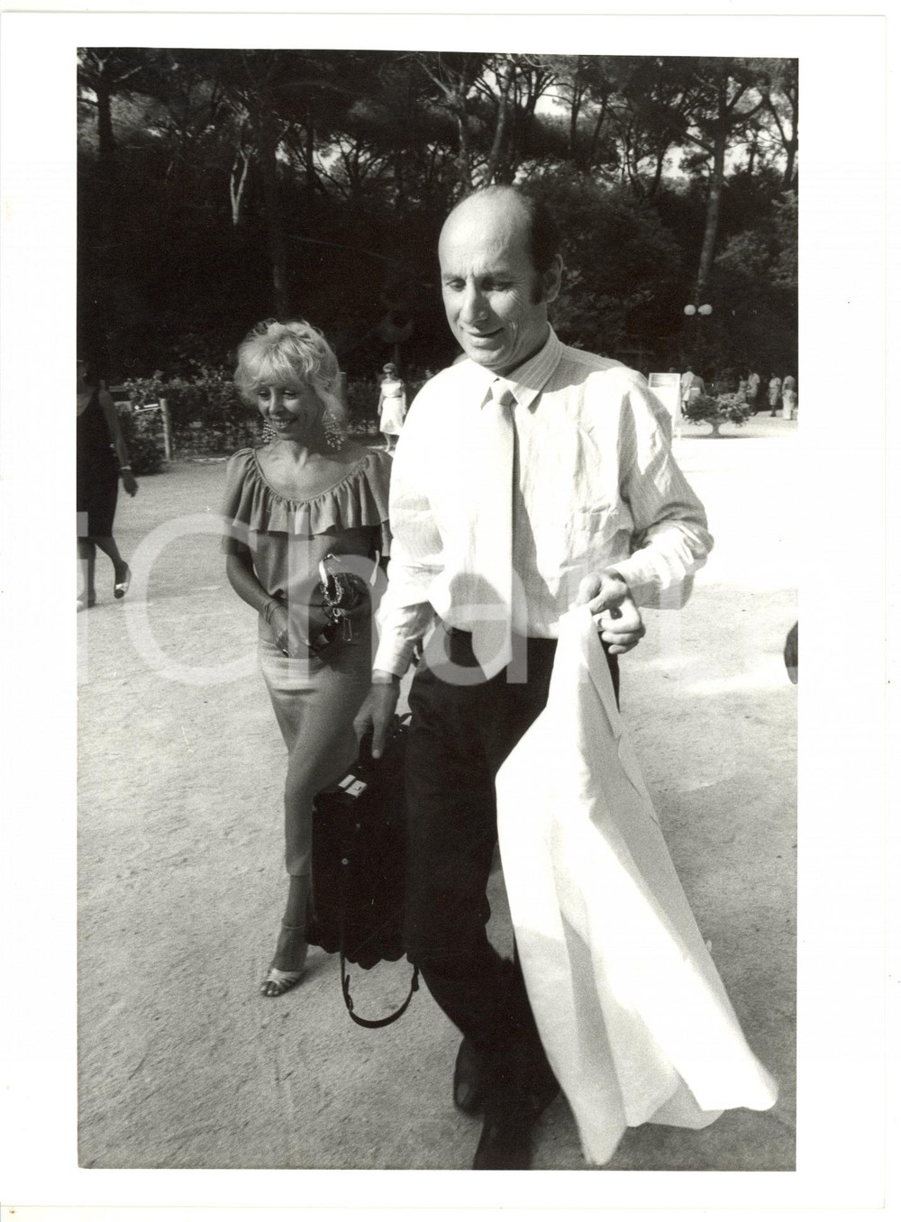 Fotografia d epoca originale 1990 ca ROMA  Ritratto di Francesco ALBERONI a passeggio  Foto 18x24 cm 1