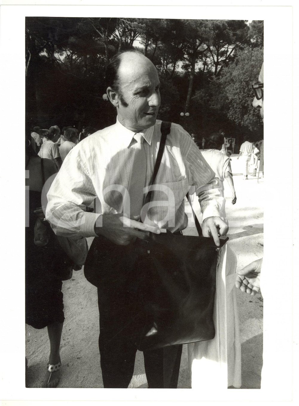 Fotografia d epoca originale 1990 ca ROMA  Ritratto di Francesco ALBERONI a passeggio Foto 18x24 1