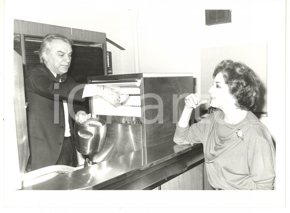 1990 ca TEATRO Giorgio ALBERTAZZI al bar con la compagna Anna PROCLEMER *Foto