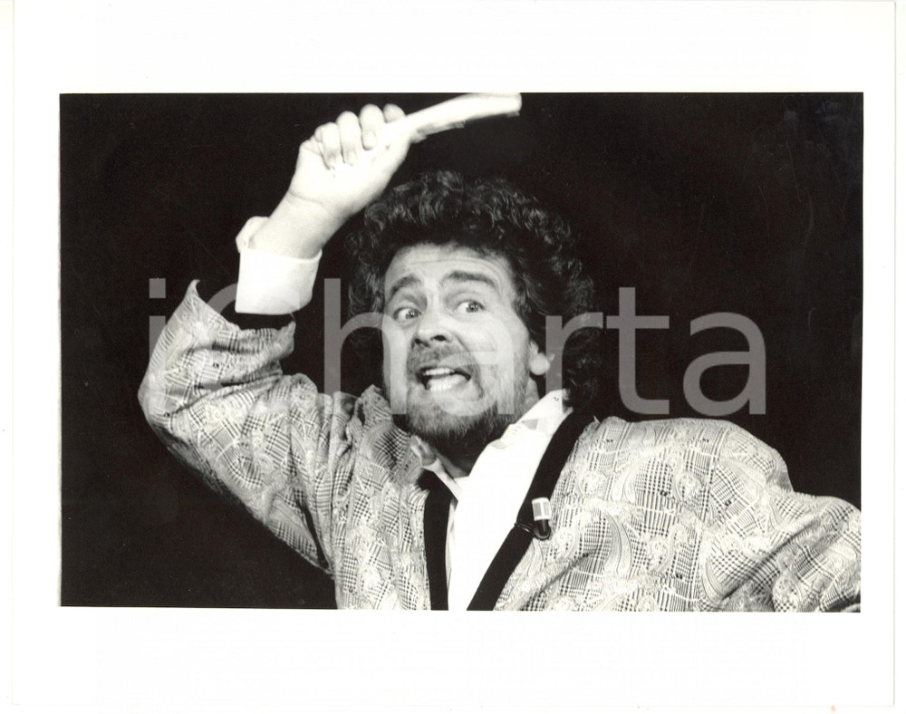 Fotografia d epoca originale 1985 ca TEATRO Beppe GRILLO sul palco Foto 25x20 1
