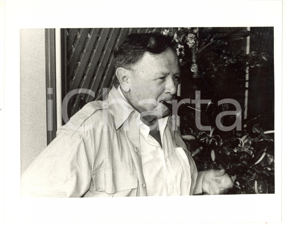 Fotografia d epoca originale 1990 ca CINEMA Il regista Joseph L. MANKIEWICZ gioca con due pipe  Foto 1