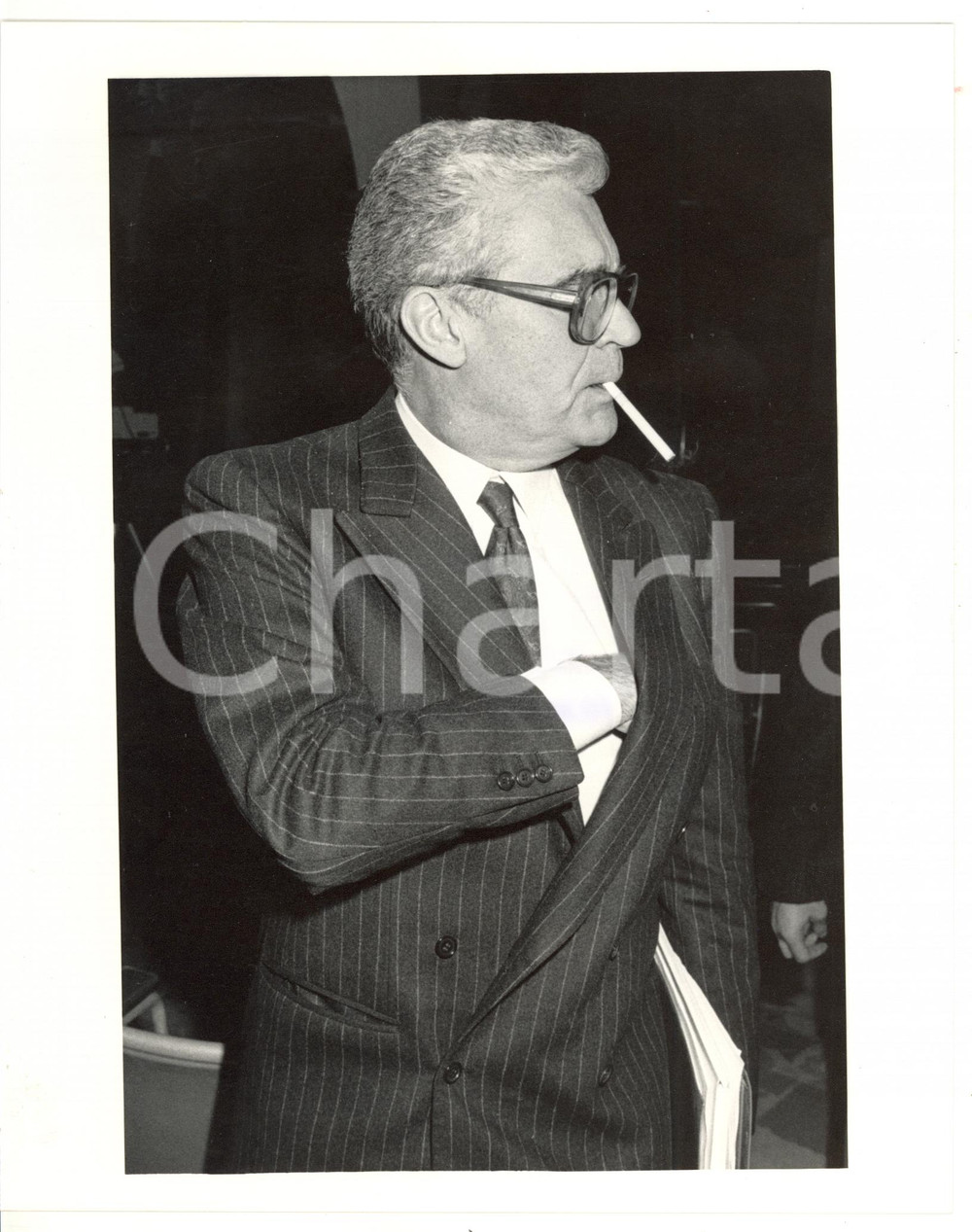 1990 ca TORINO Gian Mario ROSSIGNOLO fuma una sigaretta *Foto 20x25 cm