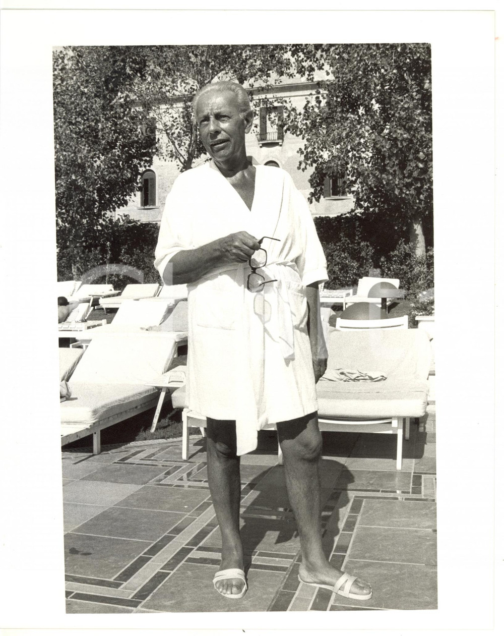 1990 ca LIDO DI VENEZIA Ritratto di Gian Luigi RONDI in accappatoio (1) *Foto