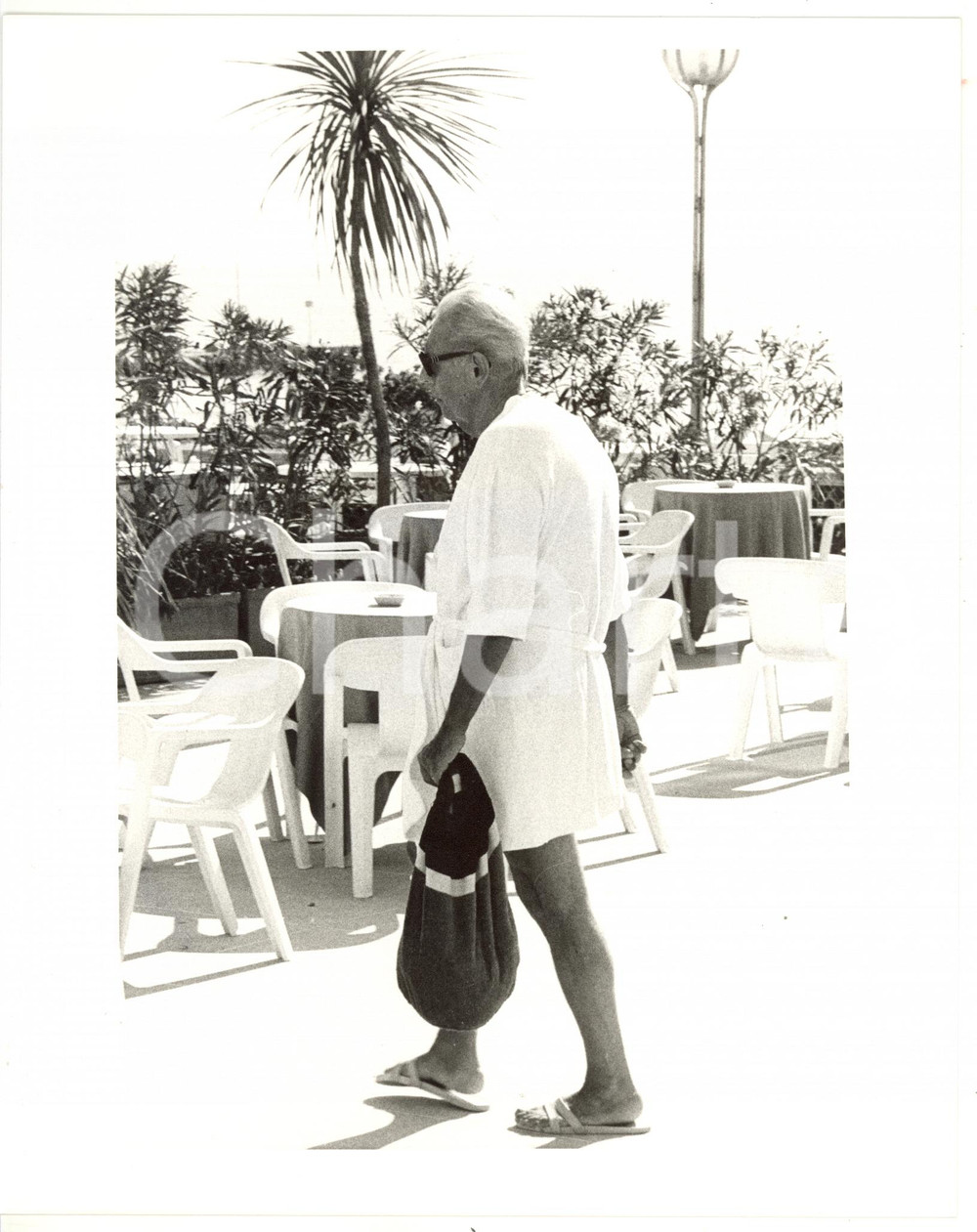 1990 ca LIDO DI VENEZIA Ritratto di Gian Luigi RONDI in accappatoio (4) *Foto Fotografia di agenzia. CONDIZIONI: FAIR (bassa qualit&agrave; di stampa)FORMATO: 20x25 cm     originale e autentica 1