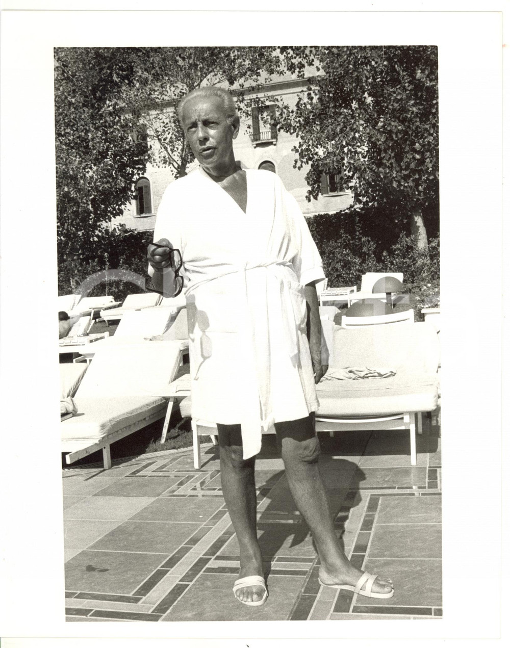 1990 ca LIDO DI VENEZIA Ritratto di Gian Luigi RONDI in accappatoio (5) *Foto