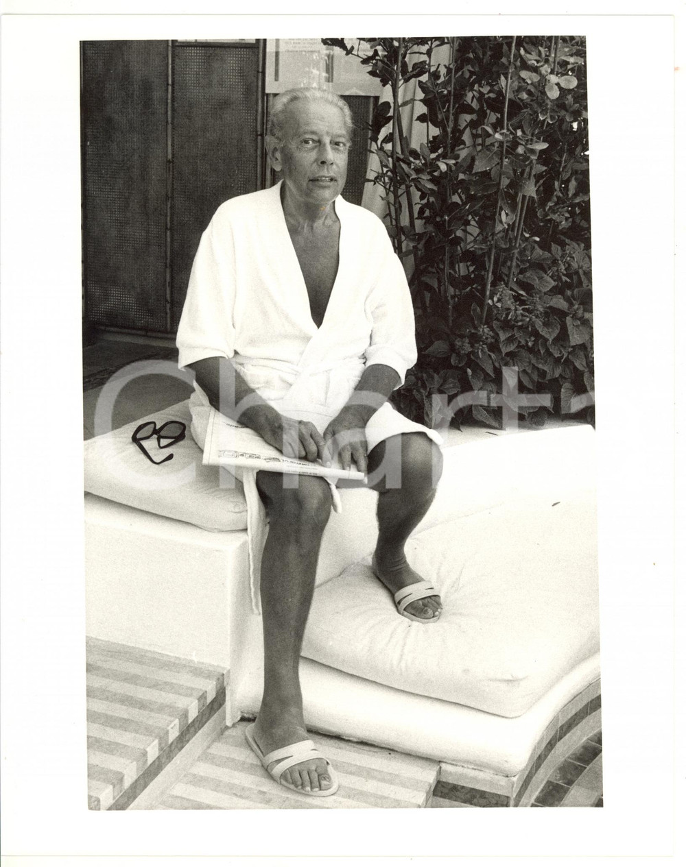 1990 ca LIDO DI VENEZIA Ritratto di Gian Luigi RONDI in accappatoio (7) *Foto