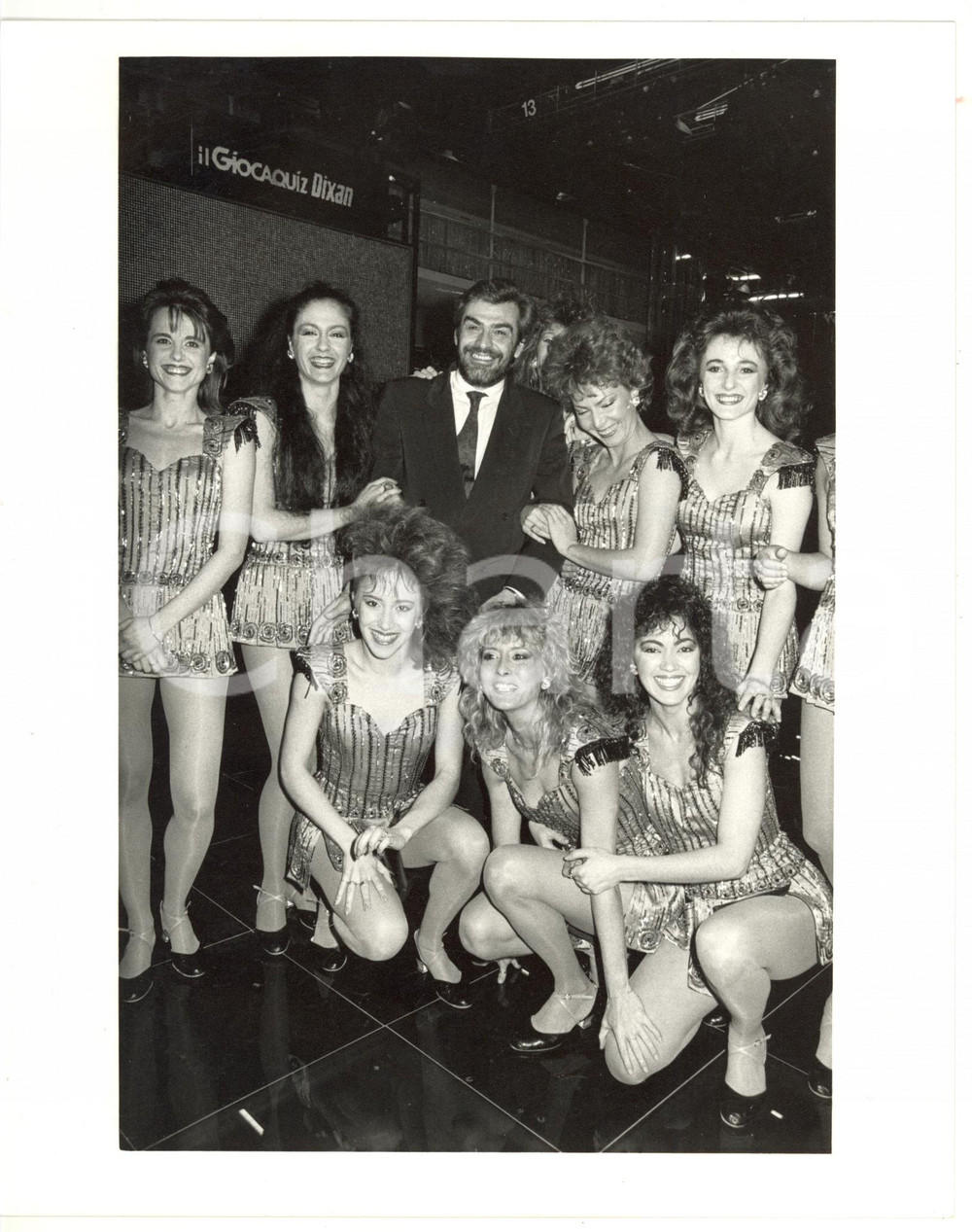1990 ca RAI UNO - GIOCAQUIZ DIXAN Giovanni GORIA tra le vallette (1) *Foto 20x25 Fotografia di agenzia. CONDIZIONI: GFORMATO: 20x25 cm  originale e autentica 1
