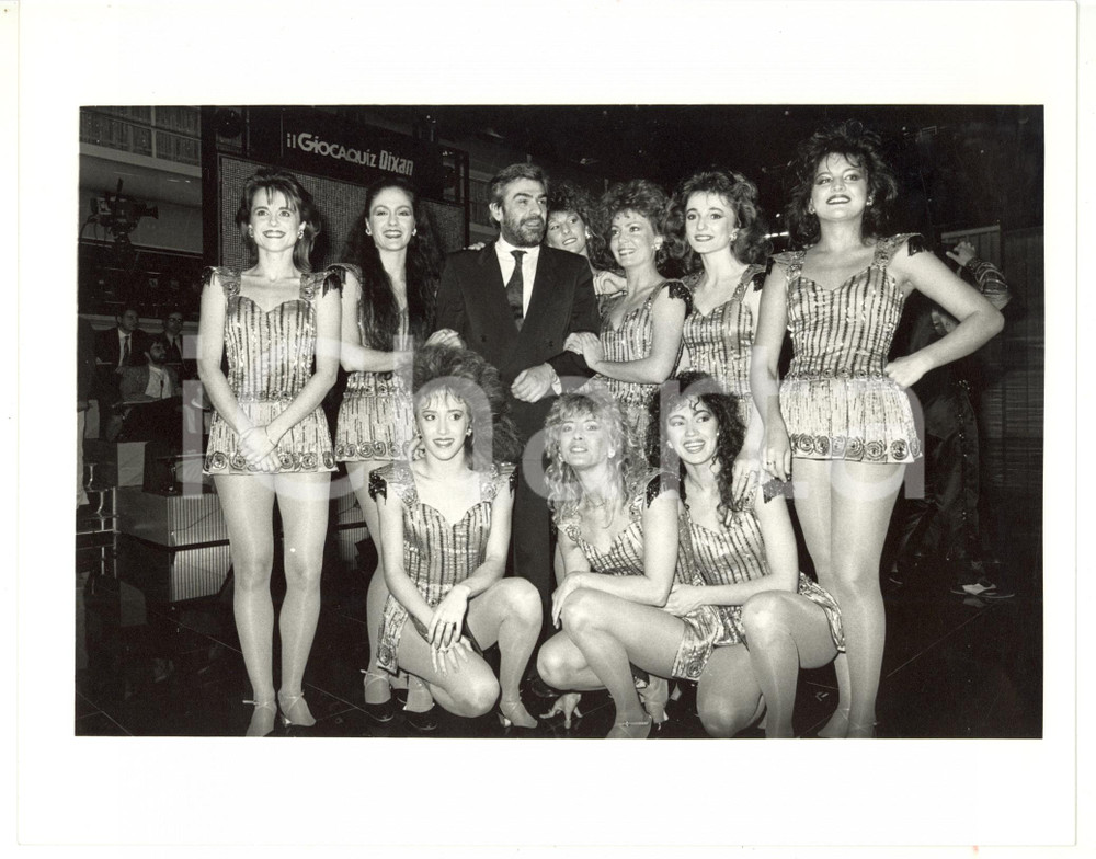 1990 ca RAI UNO - GIOCAQUIZ DIXAN Giovanni GORIA tra le vallette (3) *Foto 25x20 Fotografia di agenzia. CONDIZIONI: GFORMATO: 25x20 cm    originale e autentica 1