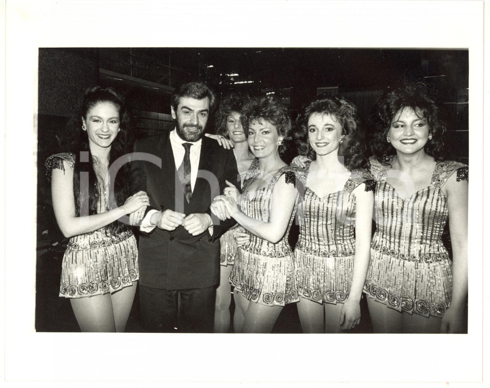 Fotografia d epoca originale 1990 ca RAI UNO  GIOCAQUIZ DIXAN Giovanni GORIA tra le vallette 4 Foto 25x20 1