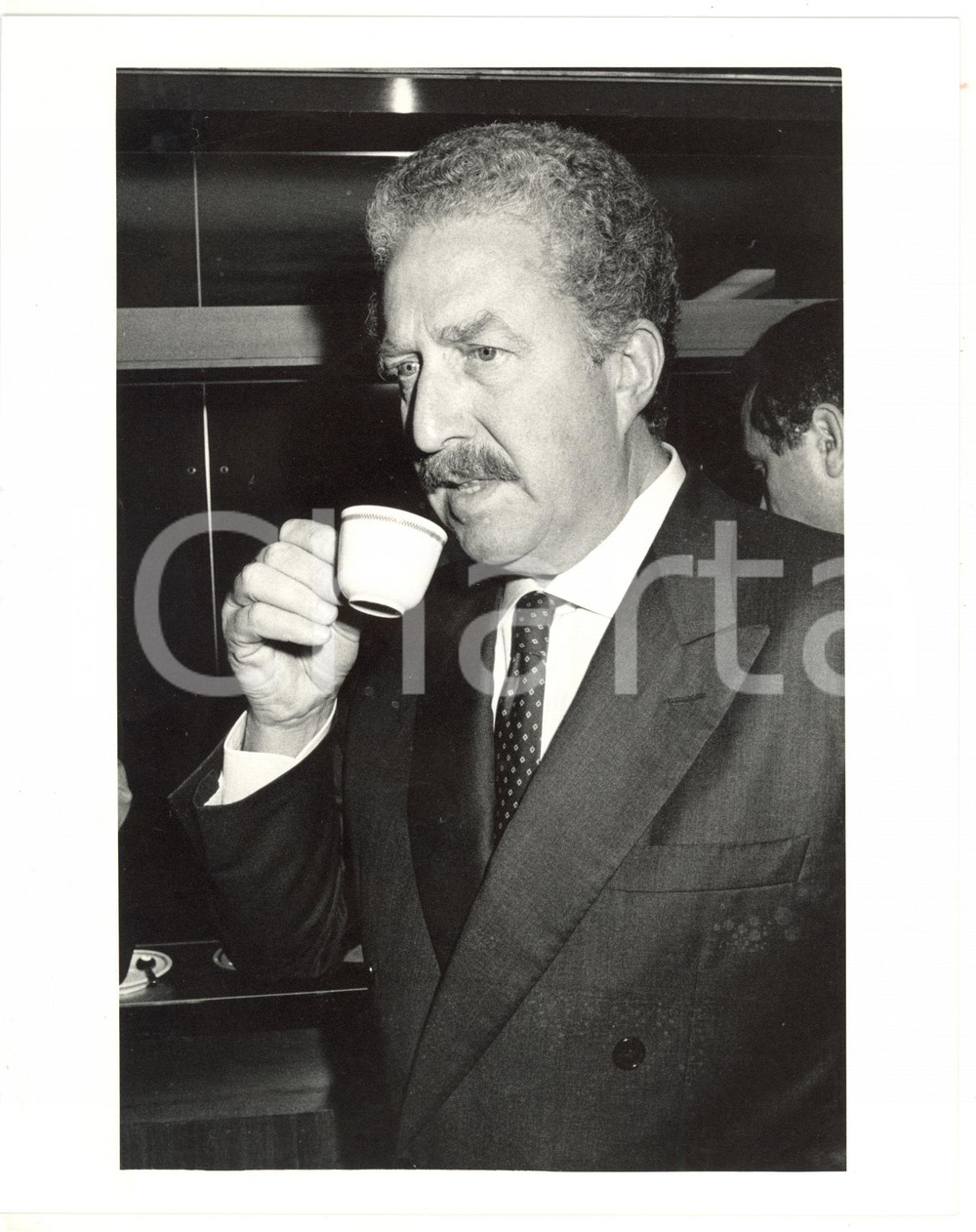 1990 ca MILANO - MONTEDISON Giorgio PORTA beve un caffè *Foto 20x25