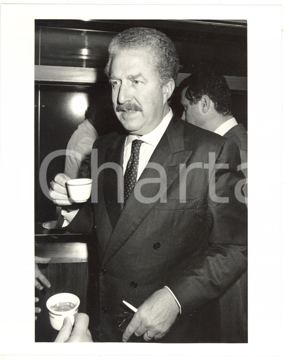 1990 ca MILANO - MONTEDISON Giorgio PORTA beve un caffè - Foto 20x25