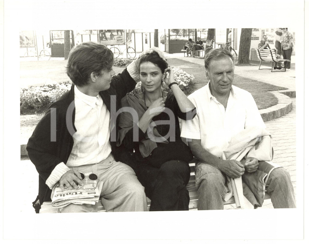 1987 CINEMA Jacob BERGER - Laura MORANTE - Jean-Louis TRINTIGNANT Foto 25x20 Fotografia di agenzia, scattata in occasione della presentazione del film "La vall&eacute;e fant&ocirc;me" alla 44&ordf; Mostra internazionale d'arte cinematografica di Venezia. CONDIZIONI: GFORMATO: 25x20 cm     originale e autentica 1