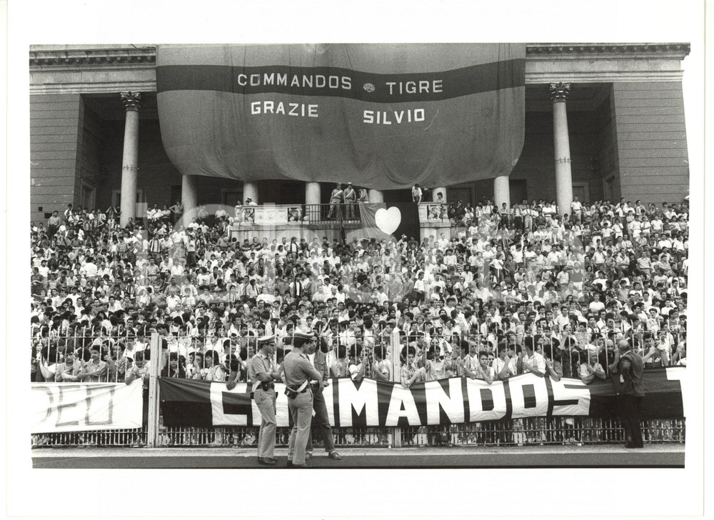 1990 ca MILAN - CALCIO Tifosi COMMANDOS TIGRE con striscione "Grazie Silvio"