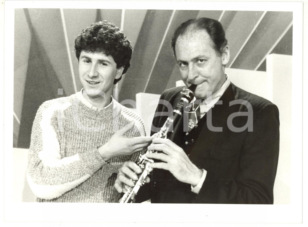 1985 ca FESTIVAL DI SANREMO Renzo ARBORE suona il clarinetto con Fabio FAZIO
