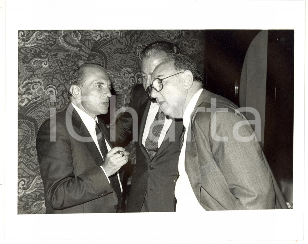 1990 ca ROMA - RAI Biagio AGNES - Enrico MANCA fuma un sigaro - Foto 25x20 cm