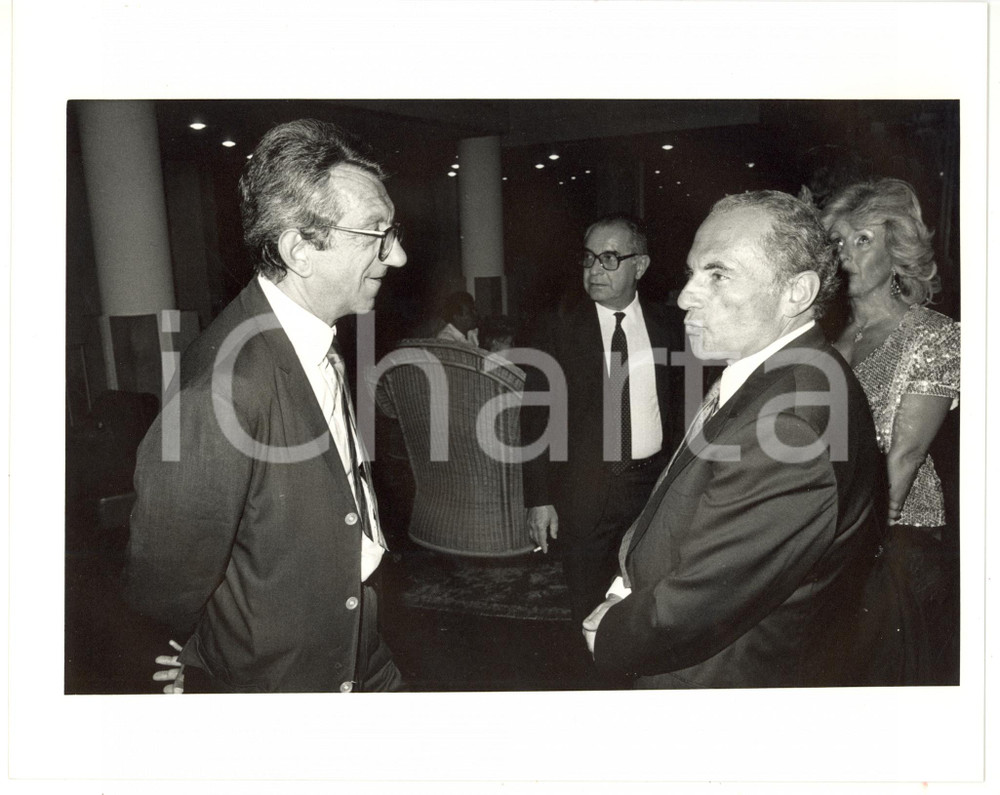 1990 ca ROMA - RAI Enrico MANCA scherza con Luigi MATTUCCI - Foto 25x20