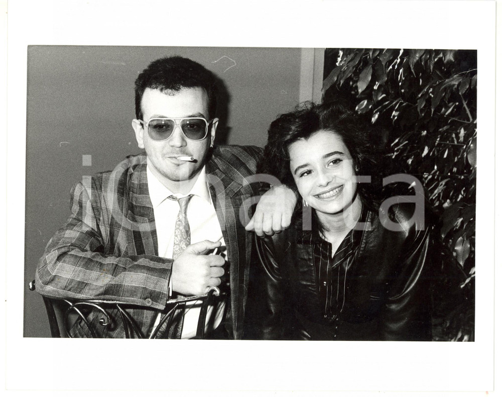 1987 SANREMO Enrico RUGGERI con la moglie Laura FERRATO fuma una sigaretta *Foto