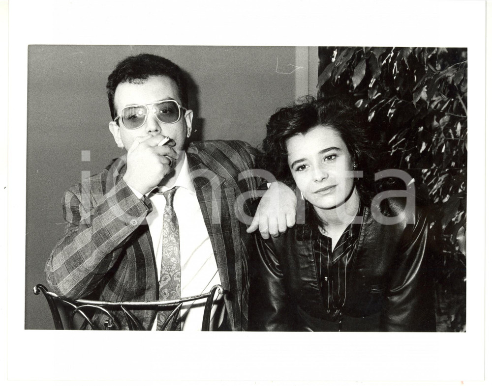 1987 SANREMO Enrico RUGGERI con la moglie Laura FERRATO fuma una sigaretta