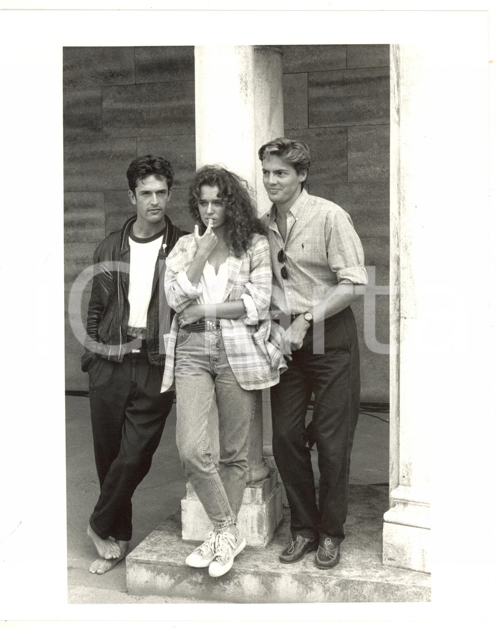 1987 VENEZIA - CINEMA Rupert EVERETT - Valeria GOLINO - Nicola FARRON *Foto Fotografia di agenzia. CONDIZIONI: G (ma scritta a biro al verso sovraimpressa)FORMATO: 20x25 cm    originale e autentica 1