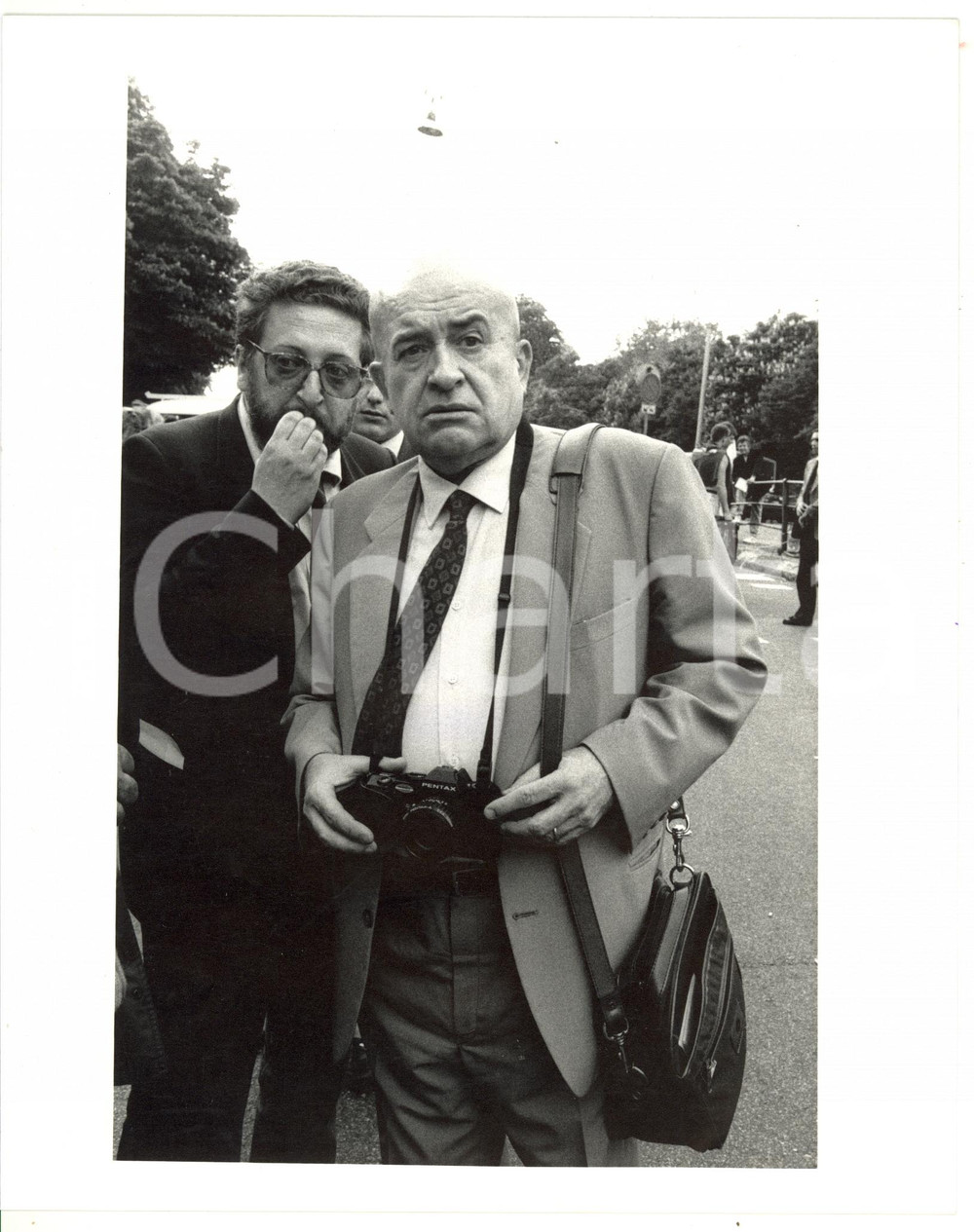 Fotografia d epoca originale 1990 ca MILANO Giornalista Giorgio PISANÒ con Riccardo DE CORATO Foto 20x25 cm 1