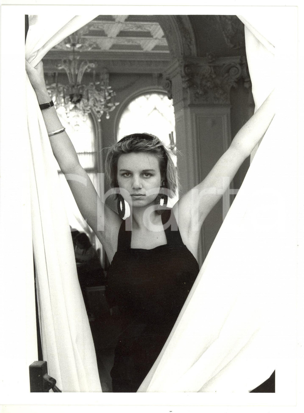 Fotografia d epoca originale 1985 ca CINEMA Ritratto di Fabienne BABE alla finestra Foto 18x24 cm 1