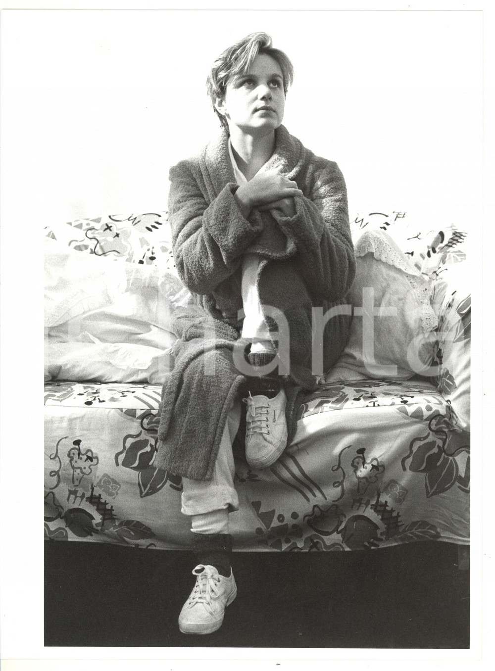 1986 CINEMA Ritratto di Fabienne BABE in accappatoio e sneakers Superga *Foto