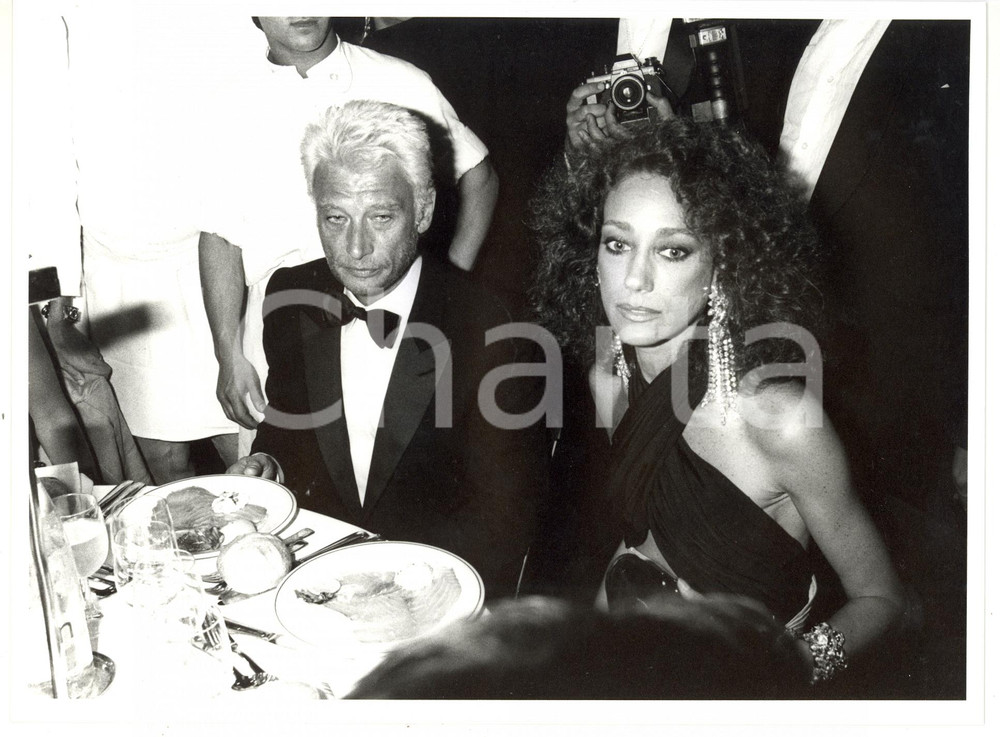 1990 ca CINEMA Marisa BERENSON a cena con Johnny HALLYDAY *Foto 24x18 cm