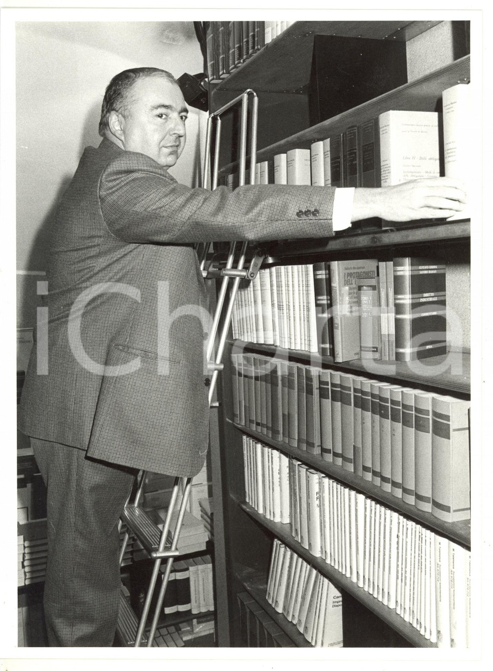 1985 MILANO Casa editrice IPSOA - Ritratto del direttore Pietro ANGELI (1) Foto Fotografia di agenzia. CONDIZIONI: GFORMATO: 18x24 cm  originale e autentica 1
