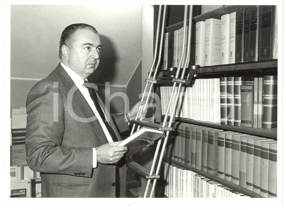 1985 MILANO Casa editrice IPSOA - Ritratto del direttore Pietro ANGELI (3) Foto Fotografia di agenzia. CONDIZIONI: GFORMATO: 24x18 cm  originale e autentica 1
