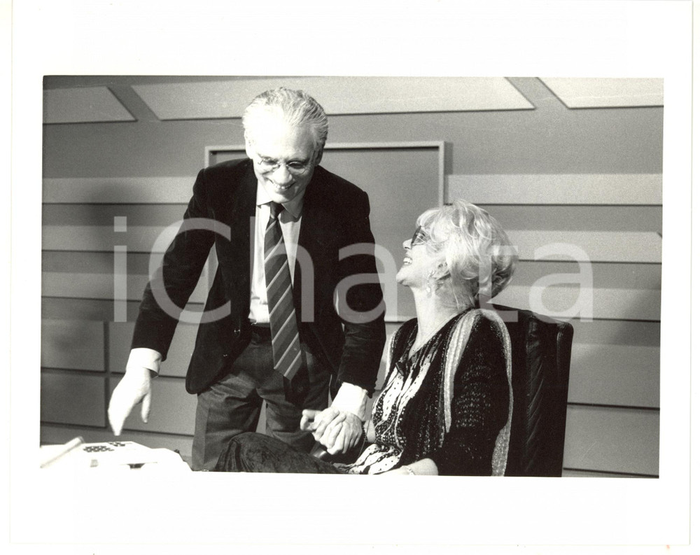 1985 ca RAI TRE Angelo GUGLIELMI scherza con Franca RAME - Foto 25x20 cm