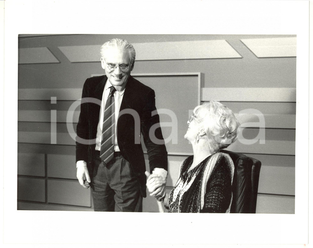 1985 ca RAI TRE Angelo GUGLIELMI scherza con Franca RAME - Foto 25x20