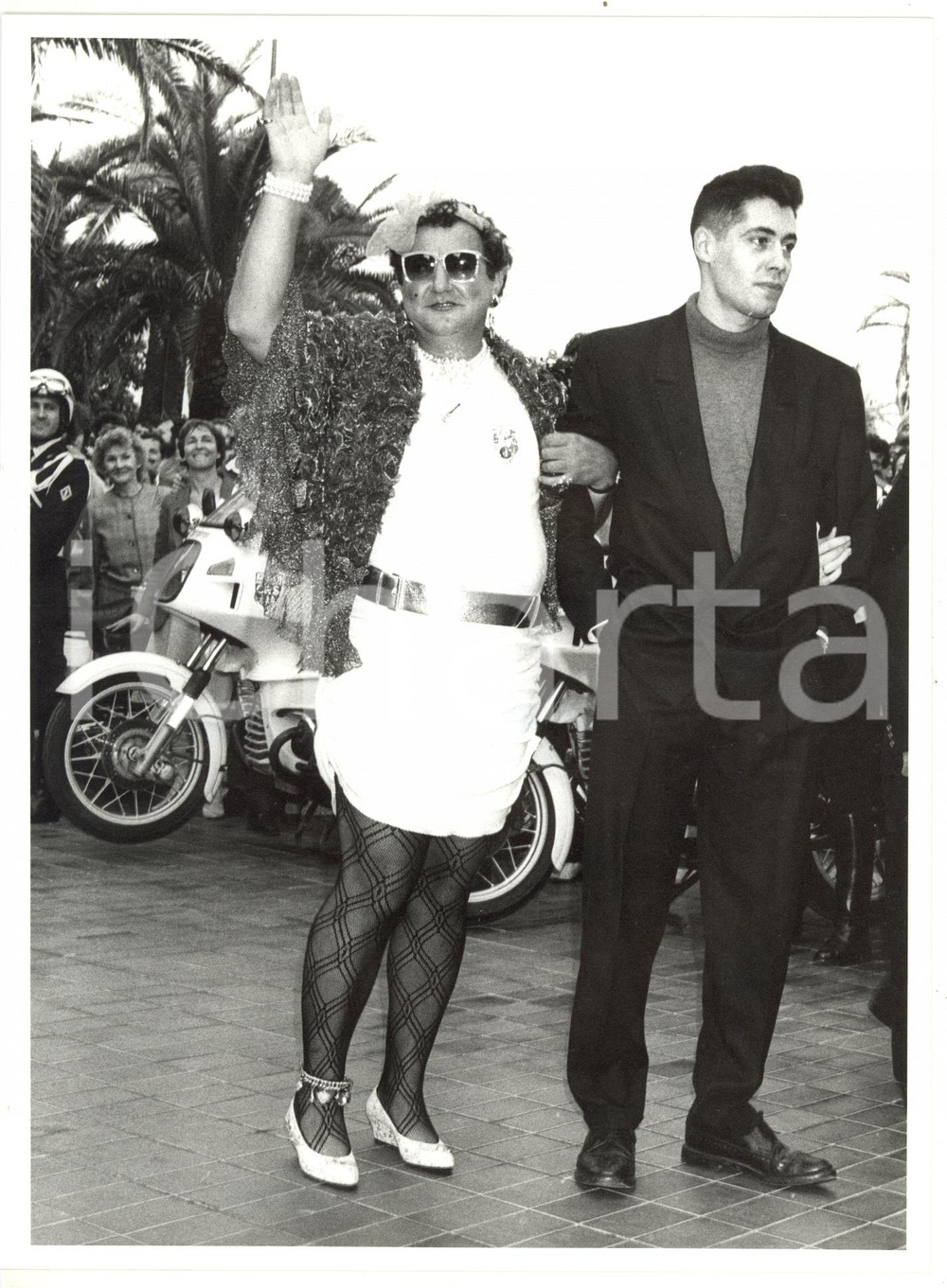 1986 CANNES Festival del CINEMA Arrivo del comico COLUCHE in abiti femminili (1)