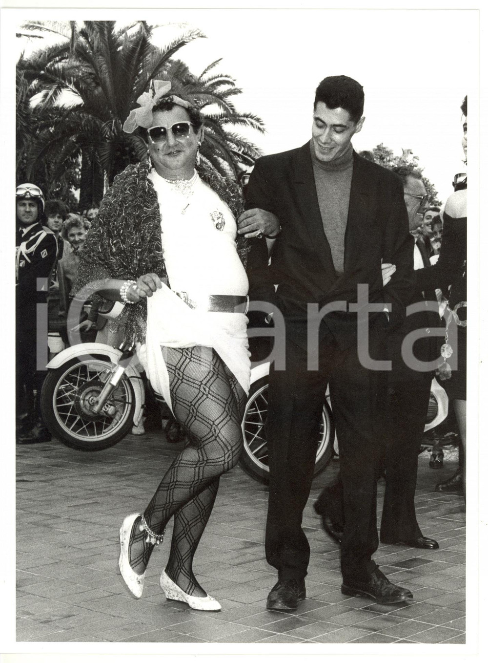 1986 CANNES Festival del CINEMA Arrivo del comico COLUCHE in abiti femminili (2)