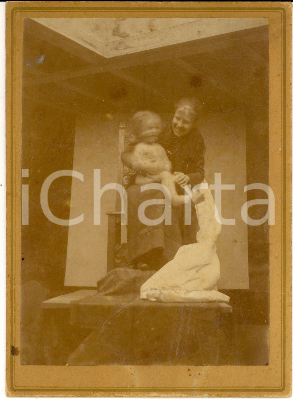1890 ca LOMBARDIA Donna calma un bambino piangente - Foto CURIOSA 14x19 cm