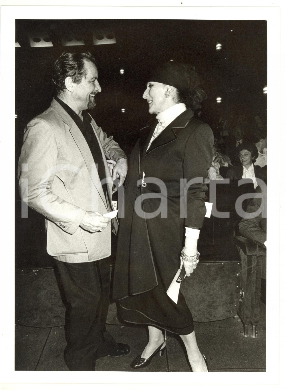 1985 ca MILANO Teatro lirico - Maurice BEJART scherza con Valentina CORTESE 