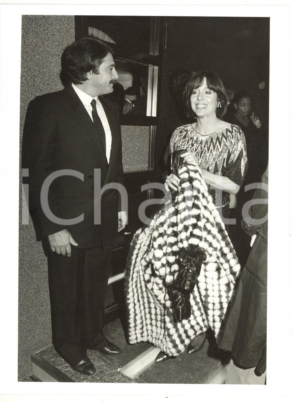 1985 ca RETEQUATTRO - M'AMA NON M'AMA Arrivo di Sabina CIUFFINI *Foto 18x24 cm