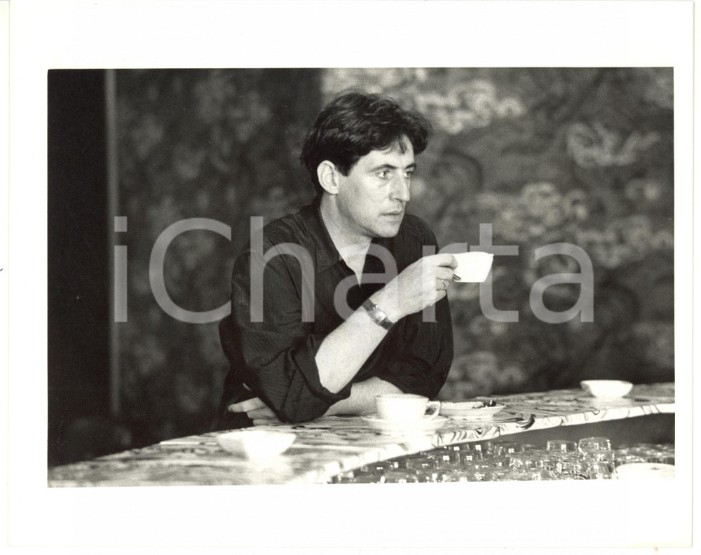 1990 ca CINEMA L'attore Gabriel BYRNE beve un caffè *Foto VINTAGE 25x20 cm