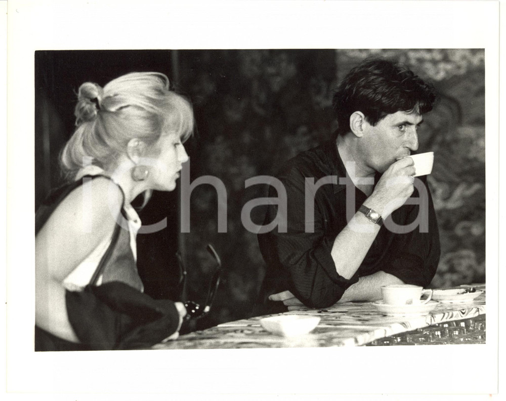 1990 ca CINEMA L'attore Gabriel BYRNE beve un caffè - Foto VINTAGE 25x20 cm