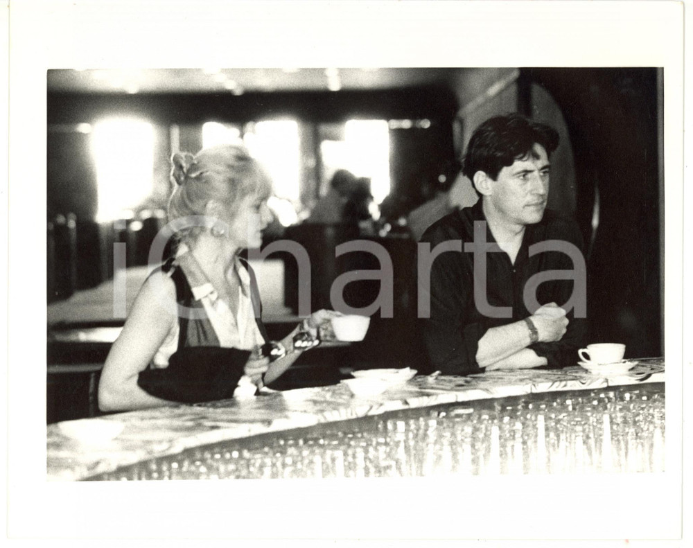 1990 ca CINEMA L'attore Gabriel BYRNE al bar - Foto VINTAGE 25x20 cm