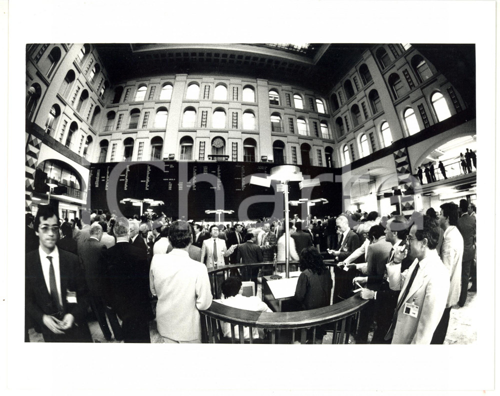 1987 MILANO Borsa Italiana - Broker sotto il tabellone (1) *Foto VINTAGE 25x20