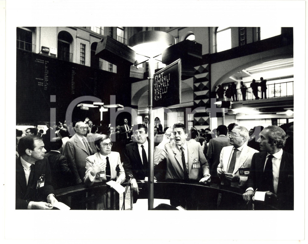 1987 MILANO Borsa Italiana - Broker sotto il tabellone (4) *Foto VINTAGE 25x20