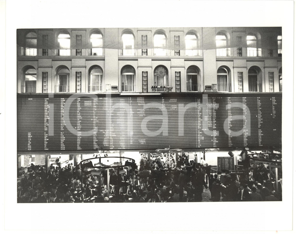 1987 MILANO Borsa Italiana - Broker sotto il tabellone (5) Foto ARTISTICA 25x20