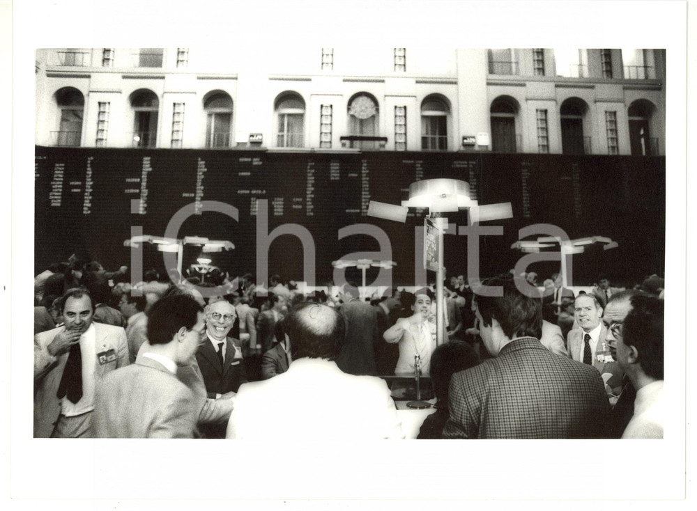 1987 MILANO Borsa Italiana - Broker sotto il tabellone (7) *Foto VINTAGE 24x18