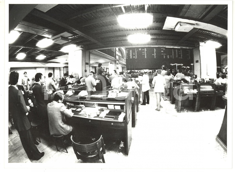 1985 MILANO Borsa Italiana - Broker sotto il tabellone *Foto VINTAGE 24x18