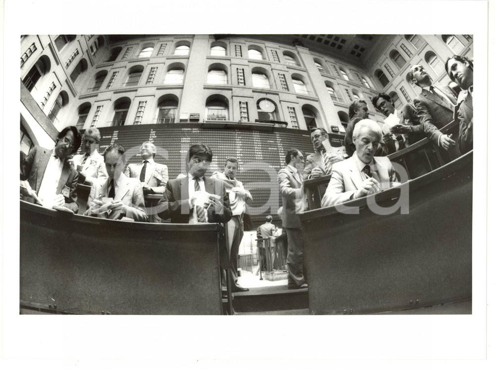 1987 MILANO Borsa Italiana - Broker sotto il tabellone (8) *Foto 24x18 cm