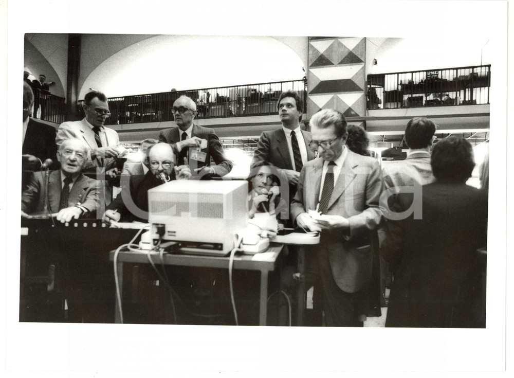 1987 MILANO Borsa Italiana - Broker seguono l'andamento dei titoli (1) *Foto