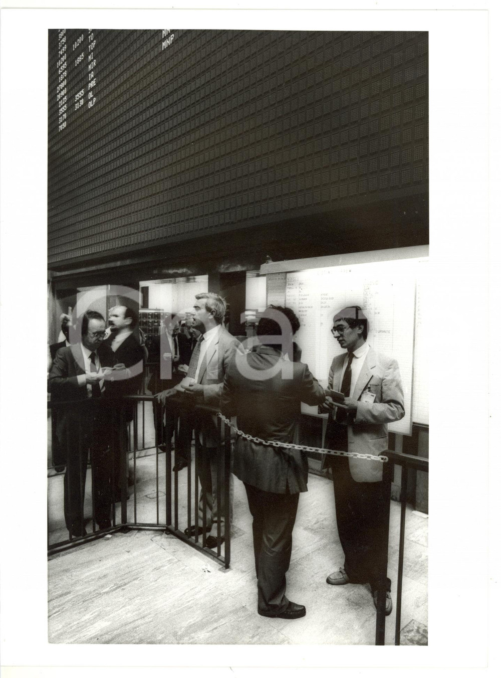 1987 MILANO Borsa Italiana - Broker seguono andamento titoli (1) - Foto 18x24