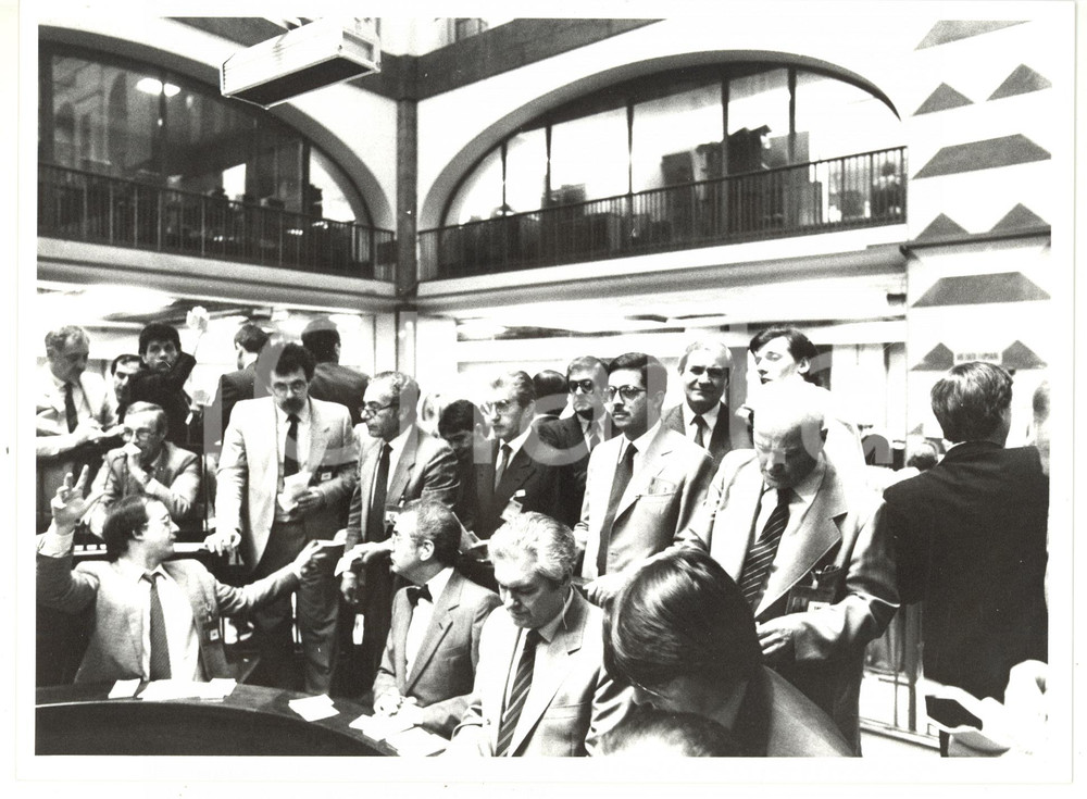 1985 MILANO Borsa Italiana - Broker seguono andamento titoli (4) - Foto 24x18 cm
