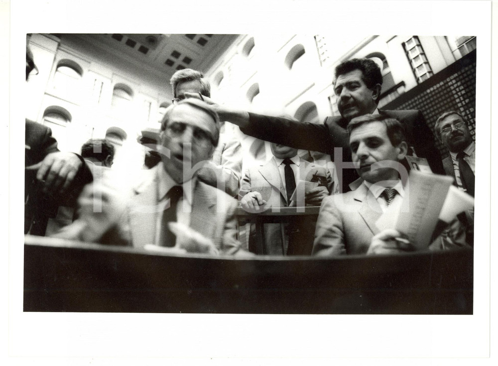 1985 MILANO Borsa Italiana - Broker seguono andamento titoli (6) - Foto 24x18 cm